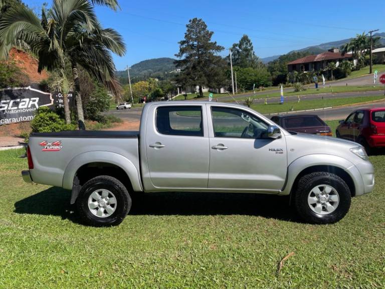 TOYOTA - HILUX - 2010/2011 - Prata - R$ 103.900,00